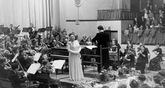 Photo: SPO at Epsom Baths Hall conducted by Kathleen Riddick with Elisabeth
		Schumann 21 October 1946