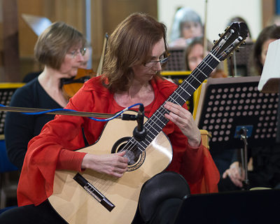 Photo: Fiona Harrison playing the Rodrigo Concierto with the Surrey Philharmonic